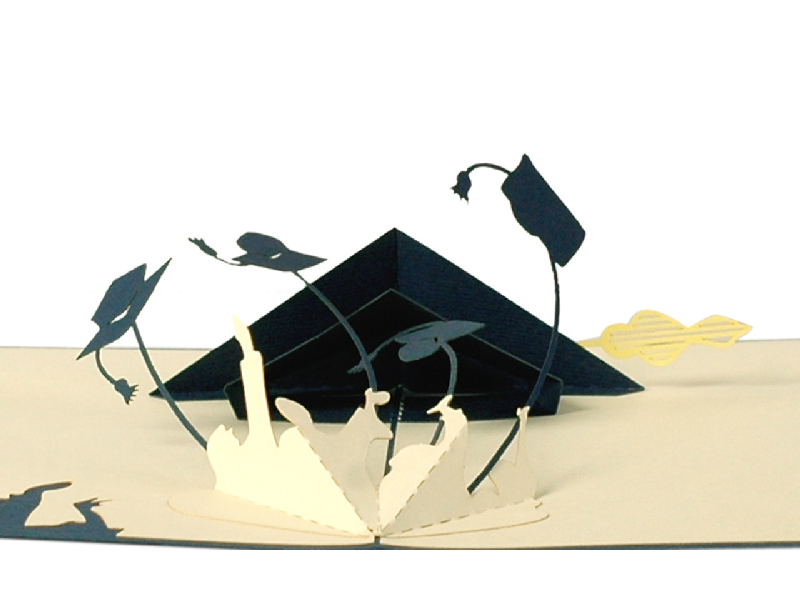 Klappkarte: Doktorhut Eine Klappkarte aus Papier, die aufgeklappt ist und ein schwarzer Doktorhut zu sehen ist.