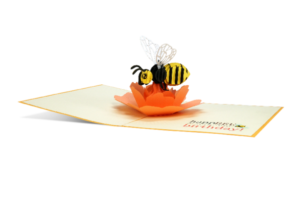 Klappkarte: Geburtstags-Biene Eine Klappkarte aus Papier, die aufgeklappt ist und eine schwarzgelb gestreifte Biene auf einer orangenen Blüte, sowie ein Schriftzug HappyBEE Birthday zu sehen ist.