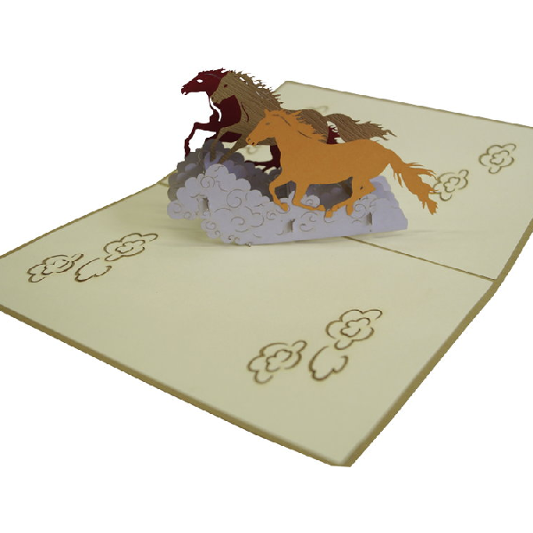 Klappkarte: Pferde Eine Klappkarte aus Papier, die aufgeklappt ist und frei Pferde in verschiedenen brauntönen zu sehen ist.
