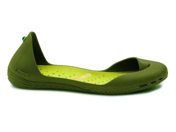 Olivgrün mit hellgrüner Innensohle